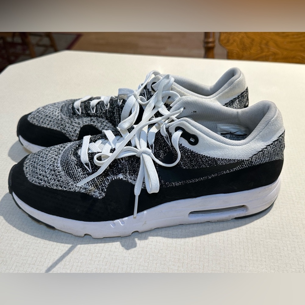Men’s Nike Air Max Black and White Light and Flexible size 10.5